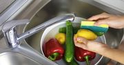 Jak najlepiej myć owoce i warzywa?
