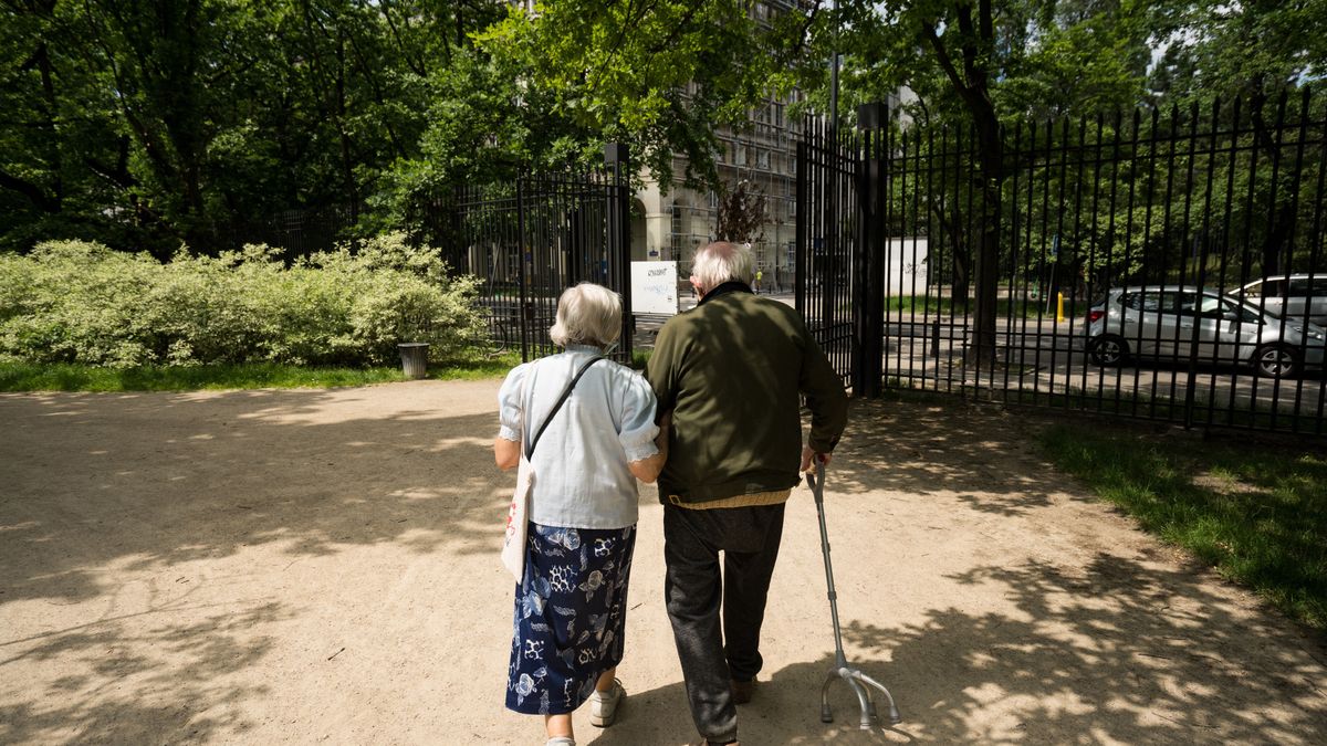 emeryci emerytura ławka park senior emeryt spacer seniorzy