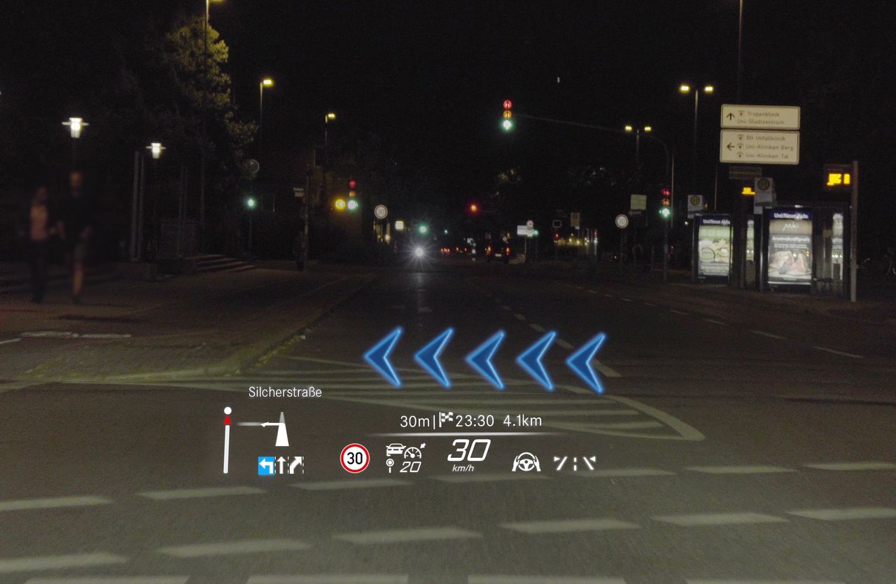 Wskazania z nawigacji mogą być wyświetlane jako strzałki AR, podobnie, jak w grach komputerowych, fot. Mercedes-Benz.
