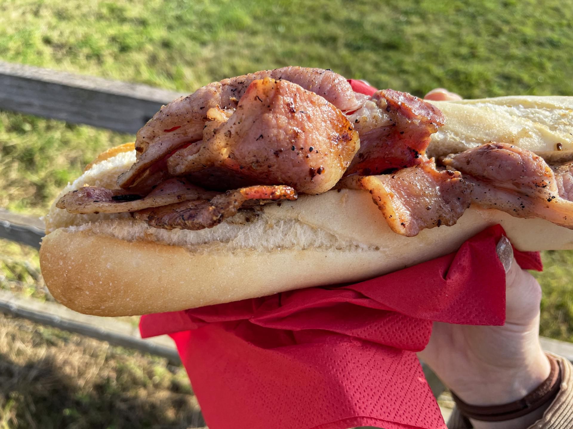 Przetworzone czerwone mięso to jeden z najgorszych dodatków do chleba