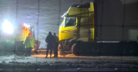 Opady śniegu utrudniają przemieszczanie się po drogach. W nocy zablokowana była autostrada A4