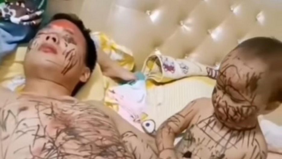 Dzieci pomalowały markerem śpiącego ojca