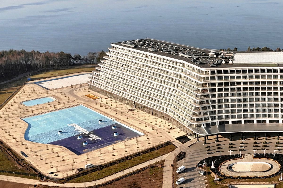 "Nie jest kolorowo". W Pobierowie huczy od plotek o Hotelu Gołębiewskim