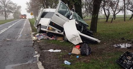 Bus uderzył w drzewo, trzy osoby w tym dziecko nie żyją. Obywatel Ukrainy z zarzutem sprowadzenia katastrofy