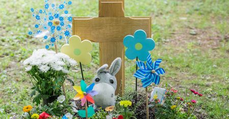 Społeczne wymuszanie milczenia. Polacy nie potrafią rozmawiać o stracie bliskich