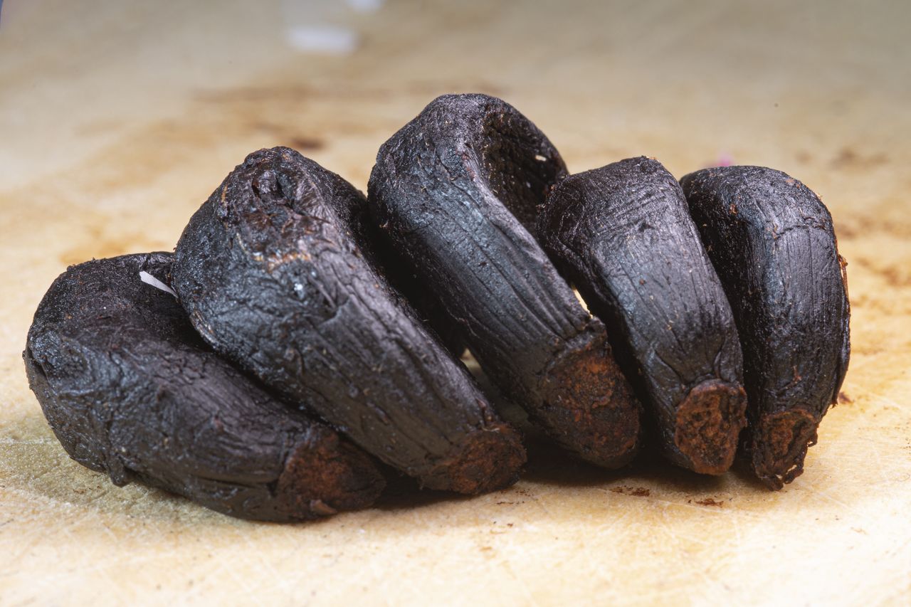 Jak zrobić czarny czosnek w domu? To bardzo proste