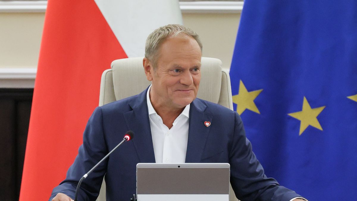 Warszawa, 03.06.2025. Premier Donald Tusk przewodniczy posiedzeniu rządu w siedzibie KPRM w Warszawie, 3 bm. Ministrowie mają zająć się m.in. projektem nowelizacji ustawy o ubezpieczeniach przewidującym przyznanie zakładom ubezpieczeń uprawnień do weryfikacji zastrzeżenia numeru PESEL przed zawarciem umów ubezpieczenia OC komunikacyjnego. W harmonogramie jest również projekt nowelizacji Prawa konsularnego, który wprowadza unowocześniony format unijnego tymczasowego dokumentu podróży. (ad) PAP/Paweł Supernak