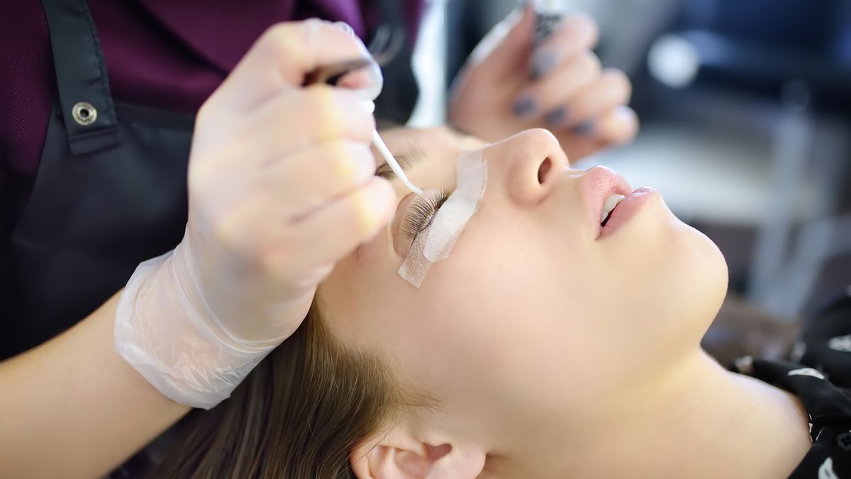 Lifting rzęs to zabieg kosmetyczny, który unosi i podkręca rzęsy.