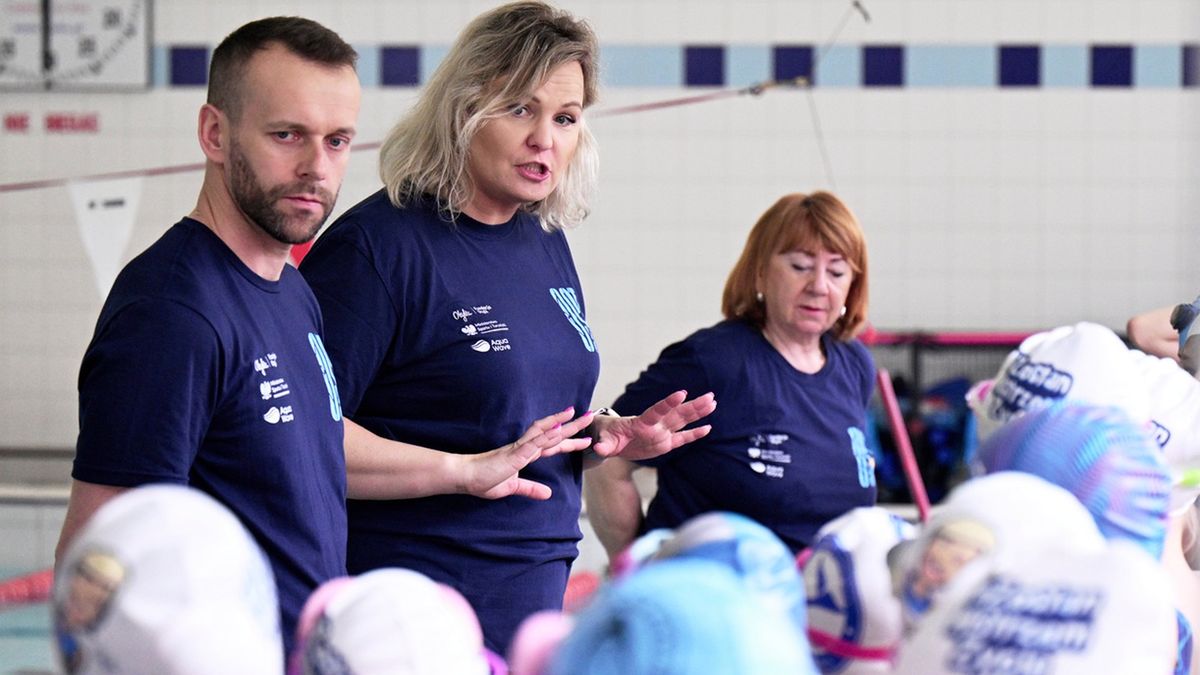 Materiały prasowe / Fundacja Otylii Jędrzejczak / Na zdjęciu: Otylia Jędrzejczak z młodymi adeptami pływania