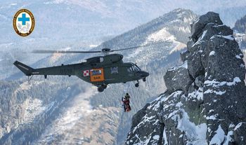 Wojskowy śmigłowiec wspiera TOPR w Tatrach