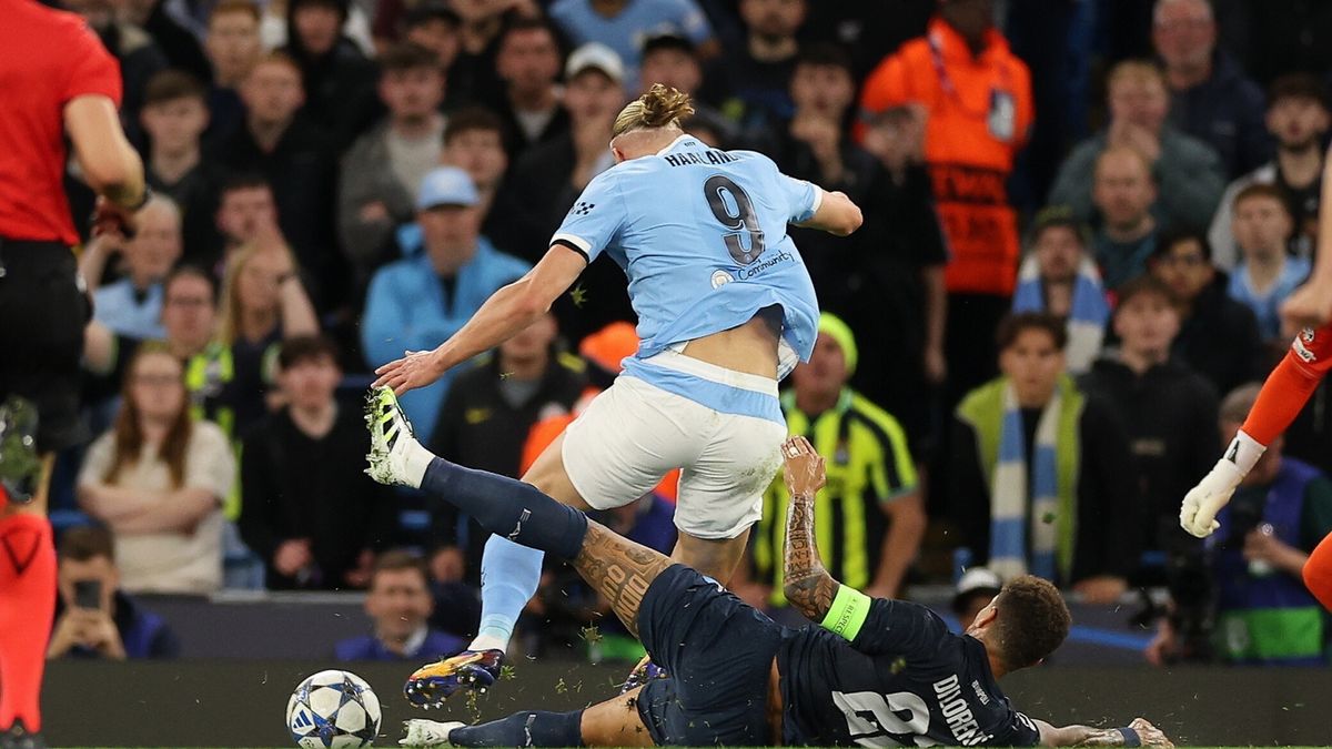 PAP/EPA / Adam Vaughan / Erling Haaland w meczu Manchesteru City z SSC Napoli