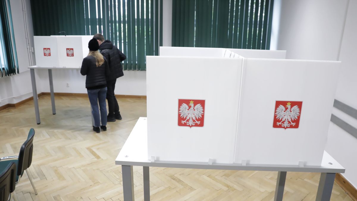 Warszawa, 15.10.2023. Wybory parlamentarne 2023. Głosowanie w Obwodowej Komisji Wyborczej nr 333 w Warszawie, 15 bm. Trwa głosowanie w wyborach parlamentarnych i towarzyszącym im referendum. Do jego zakończenia obowiązuje cisza wyborcza i referendalna. (aldg) PAP/Tomasz Gzell