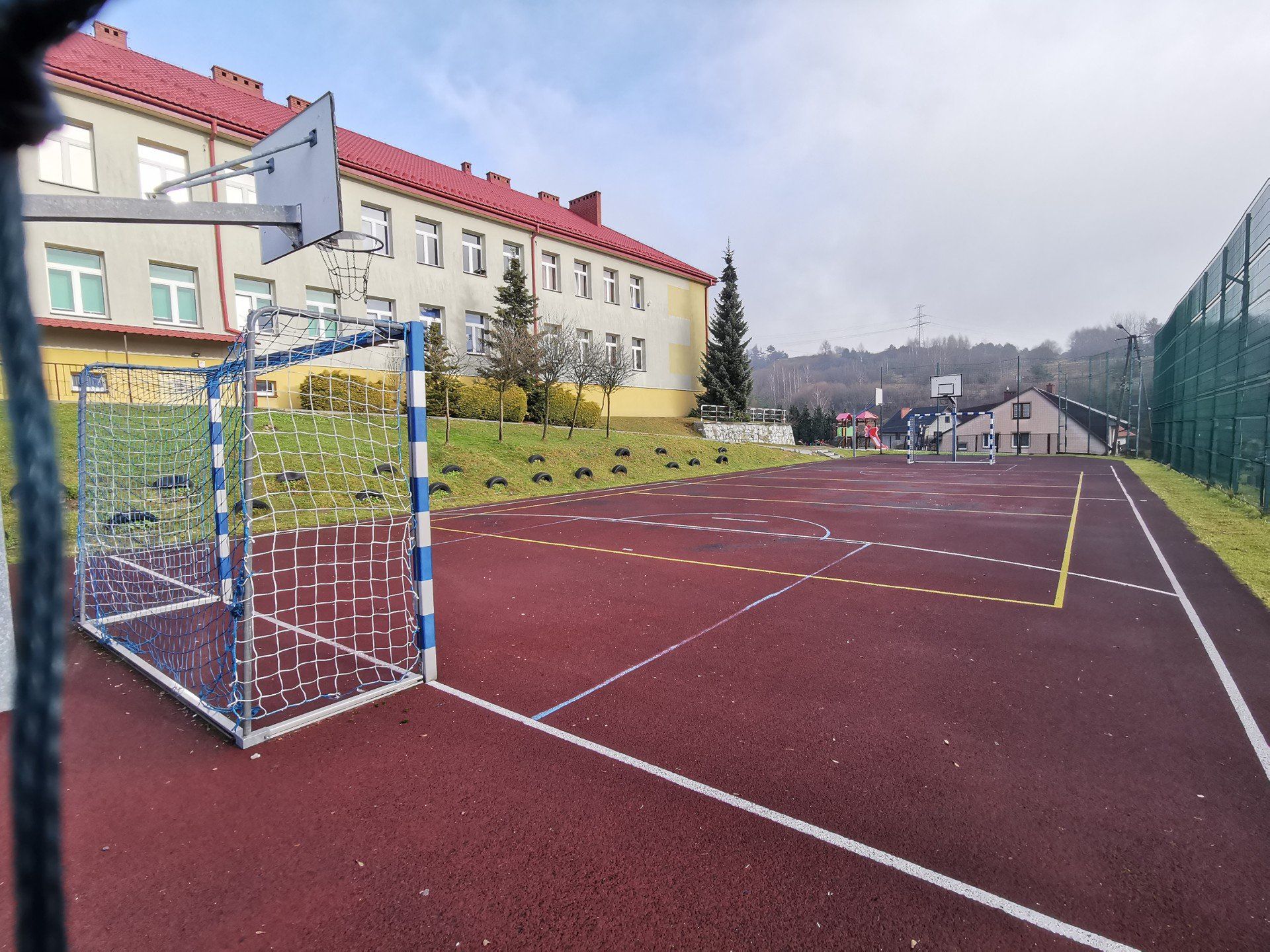Słynne boisko przy Szkole Podstawowej w Psarach