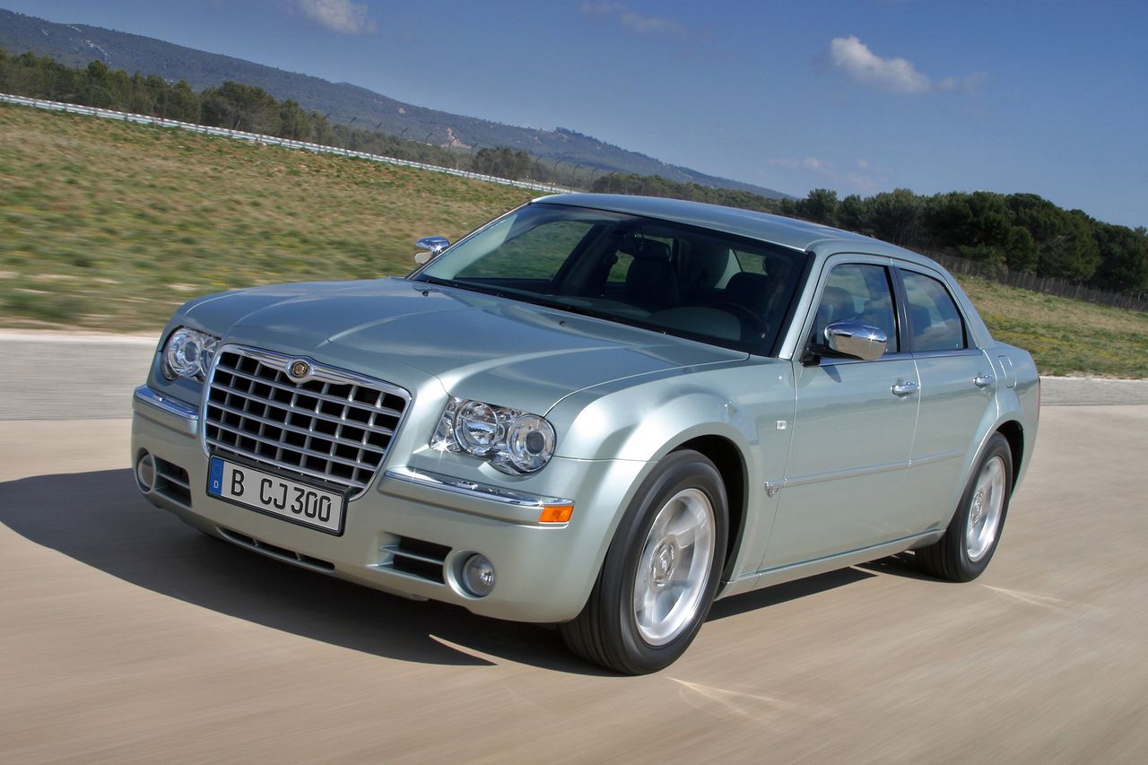 Chrysler 300C może nie jest piękny, ale obecność pod maską silnika 5.7 HEMI wystarczy, by cieszyć się jego posiadaniem.