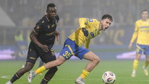 Czerwona kartka i hat-trick w 14 minut. Lech pogrążony w Gdyni