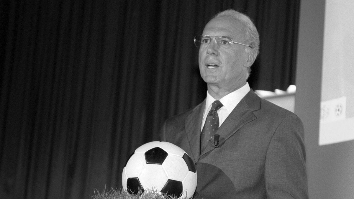 Zdjęcie okładkowe artykułu: PAP/EPA /  Na zdjęciu: Franz Beckenbauer