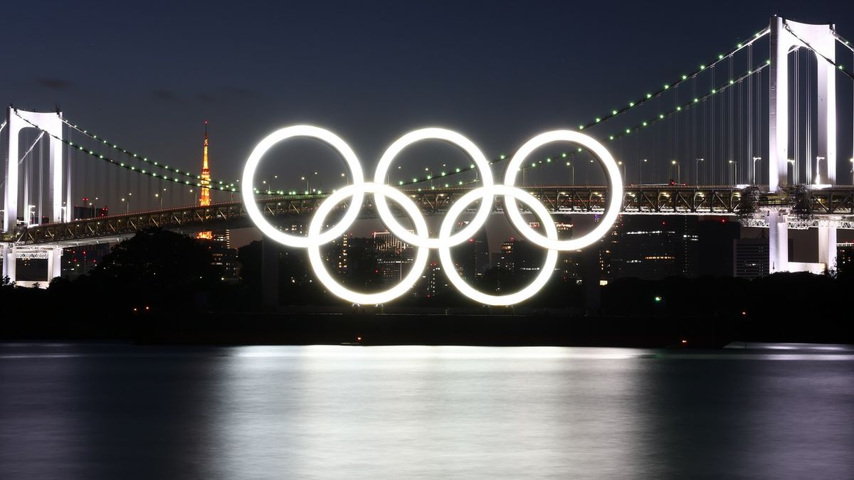 olimpijskie pierścienie na tle Tęczowego Mostu