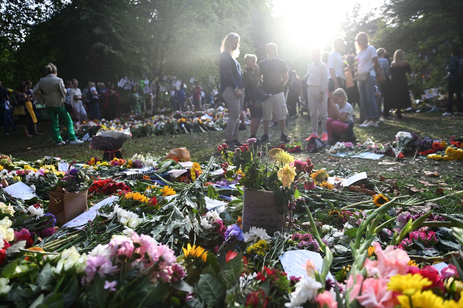 Brytyjczycy i turyści składają kwiaty w rożnych częściach miasta i kraju - tutaj w St James's Park - najstarszym z królewskich parków w Londynie