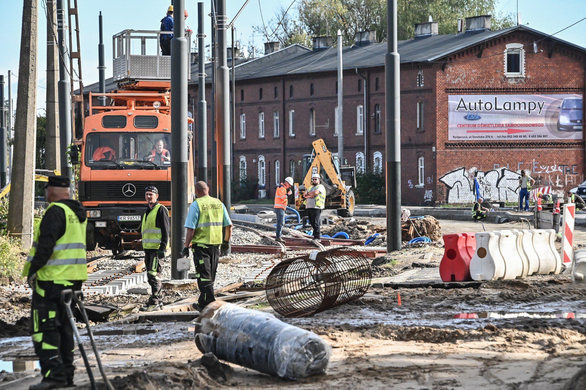 W związku z pracami wprowadzono zmiany w komunikacji miejskiej i organizacji ruchu.