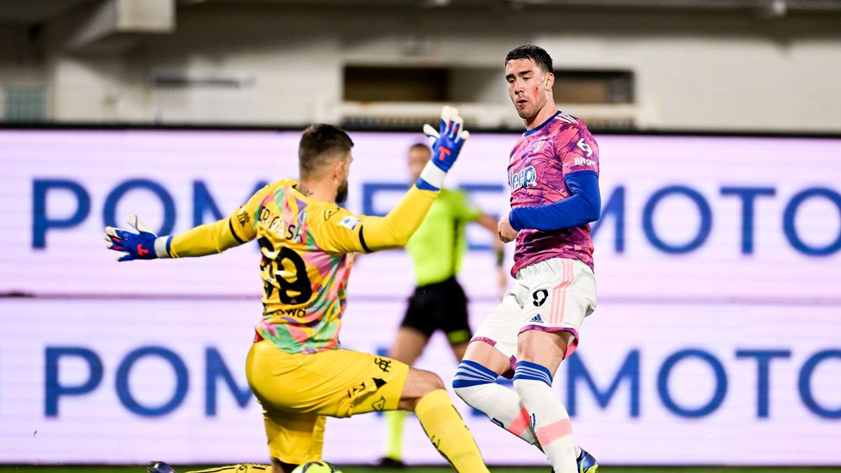 Getty Images / Daniele Badolato - Juventus FC / Na zdjęciu: Bartłomiej Drągowski broniący strzał Dusana Vlahovicia