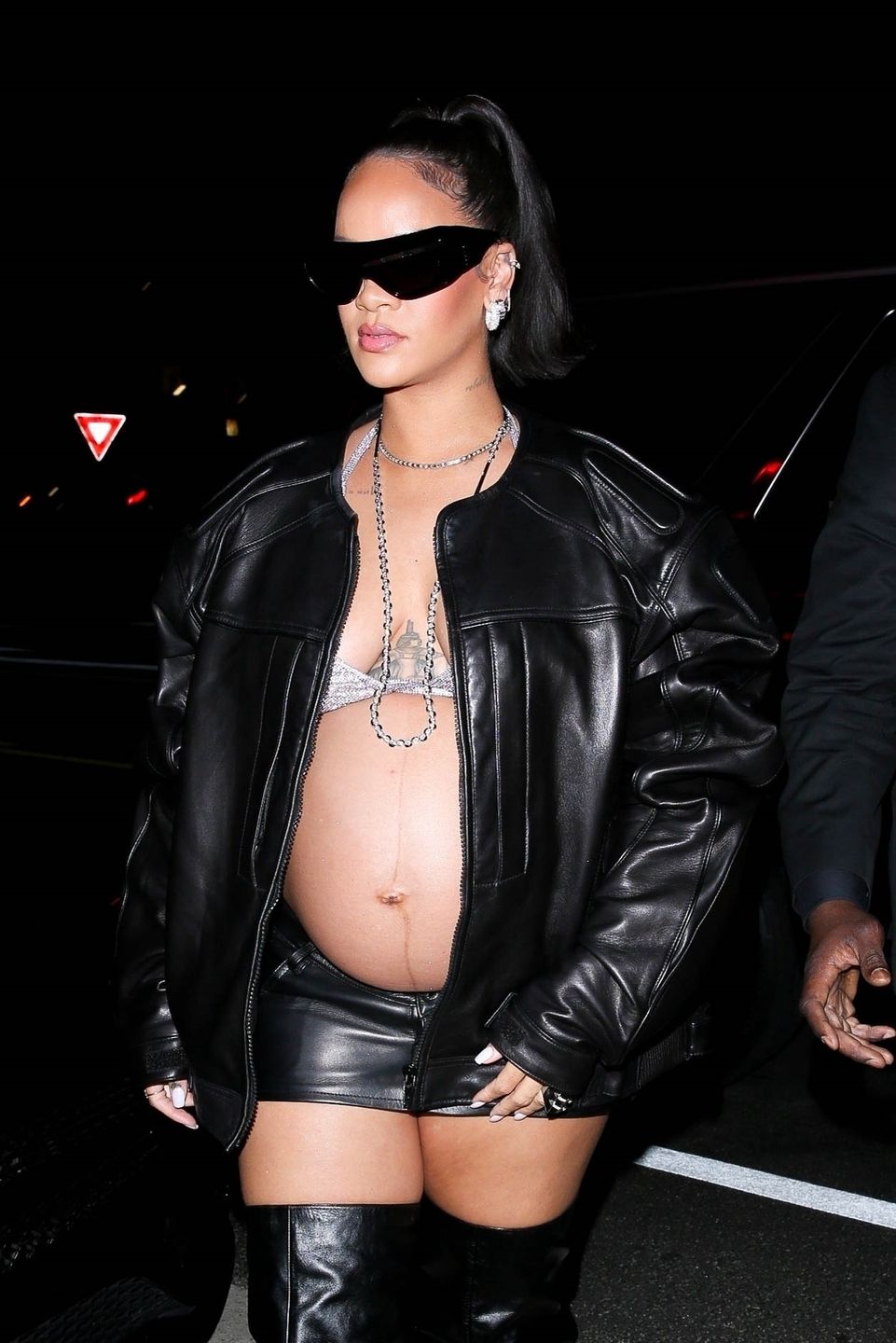 Rihanna pokazuje ciążowy brzuch