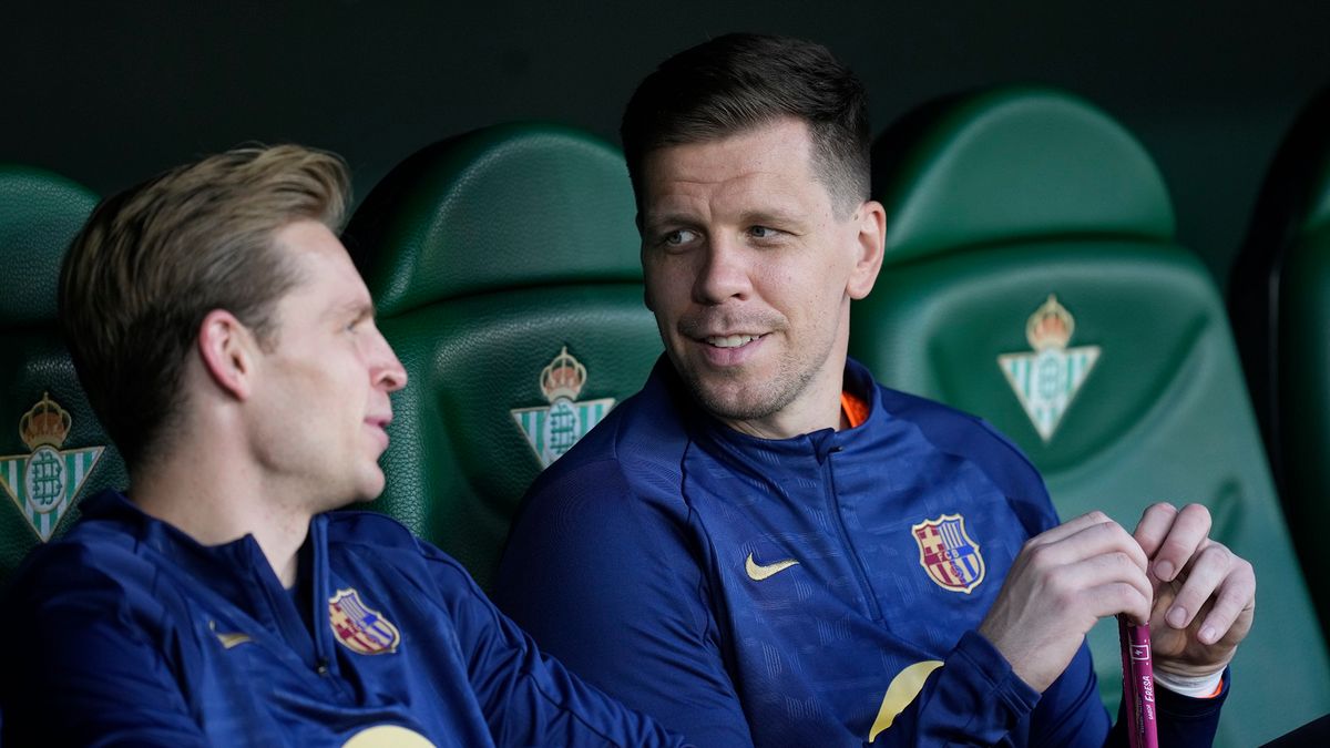 Getty Images / Jose Breton/Pics Action/NurPhoto / Na zdjęciu: Frenkie de Jong i Wojciech Szczęsny