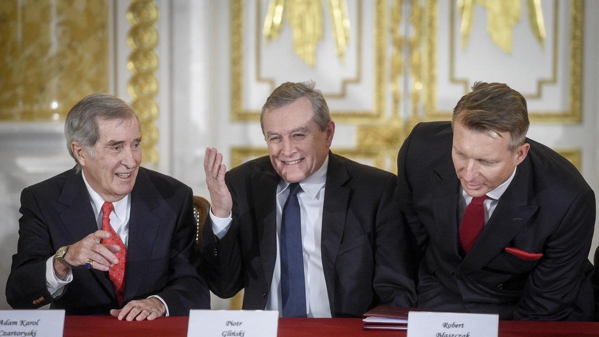 Adam Karol Czartoryski i Piotr Gliński po podpisaniu umowy.