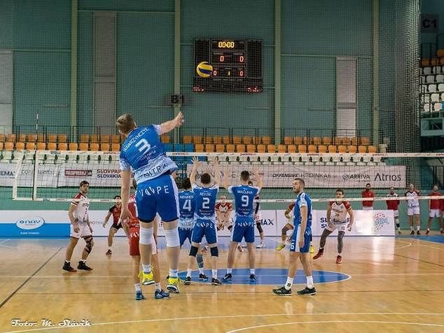 Stanisław Wawrzyńczyk na zagrywce / fot. volejbalnitra.sk