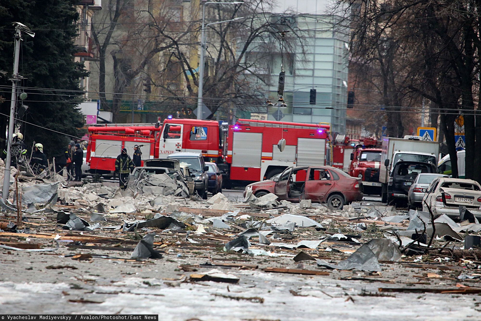 Wojna w Ukrainie - bitwa o Chark�w
KHARKIV, UKRAINE - MARCH 1, 2022 - Fire engines are pictured during the response effort to the shelling of Russian invaders outside the Kharkiv Regional State Administration building in Svobody (Freedom) Square on Tuesday, March 1, Kharkiv, northeastern Ukraine., Credit:Vyacheslav Madiyevskyy / Avalon
Vyacheslav Madiyevskyy / Avalon