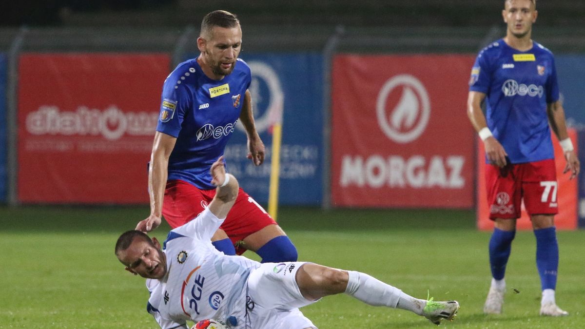 PAP/EPA / PAP/Krzysztof Świderski / Maciej Domański (Stal) walczy o piłkę z Dawidem Czaplińskim (Odra)