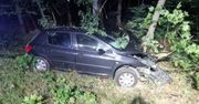 Wypadek na DK 92. Kierujący peugeotem uderzył w drzewo