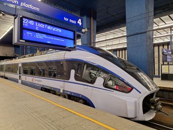 PKP Intercity zapowiada więcej pociągów na wakacje. Łódź będzie dobrze skomunikowana z morzem, górami i mazurskimi jeziorami