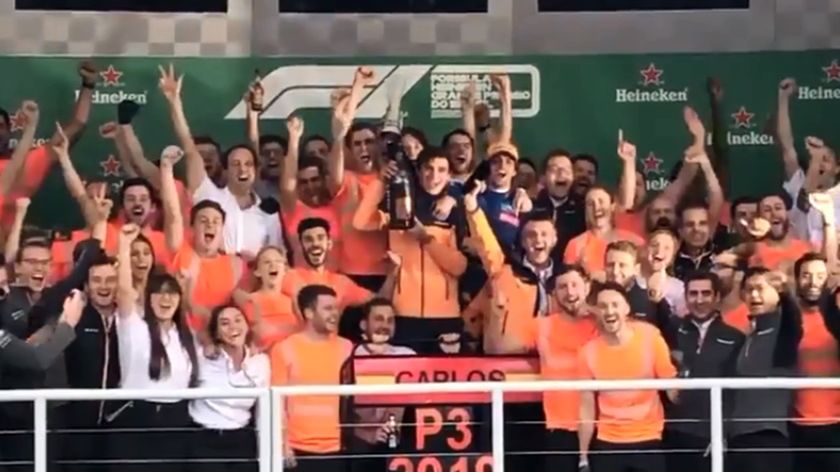 Zdjęcie okładkowe artykułu: Twitter /  / Na zdjęciu: Carlos Sainz z zespołem McLarena