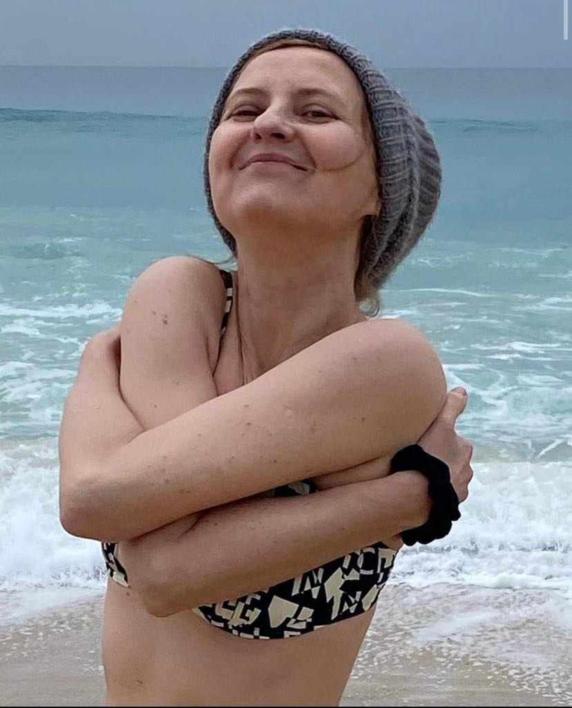 Andaluzyjska Izabela Kuna wysyła pozdrowienia pozując w bikini i grubej czapce