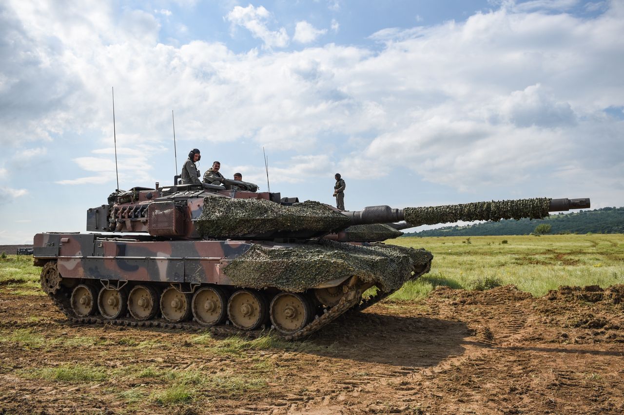 Grecki czołg Leopard 2A6HEL na ćwiczeniach poligonowych.