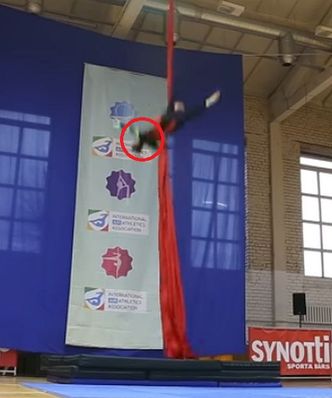 Spadła z wysokości ok. siedmiu metrów. Gimnastyczka złamała kręgosłup (wideo)