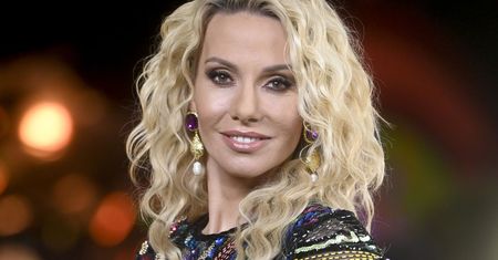 Małgorzata Opczowska w bikini. Wygina się na dmuchanym żółwiu na plaży