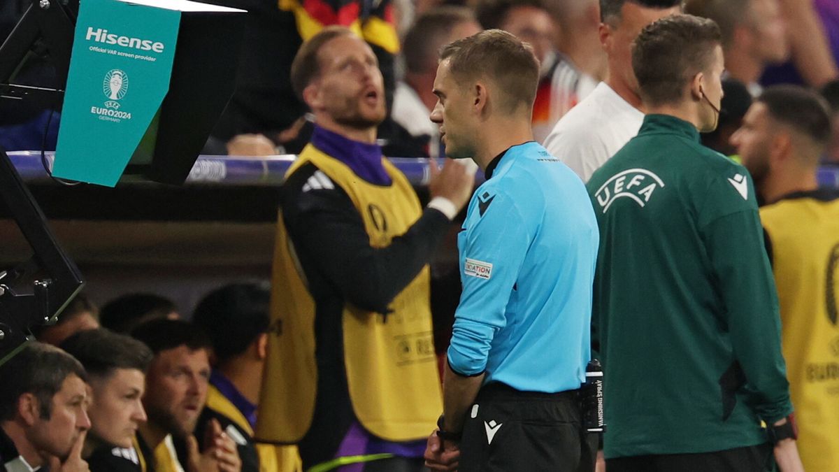 PAP/EPA / Friedemann Vogel / Clement Turpin w czasie meczu Niemcy - Szkocja