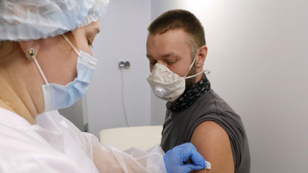 Zdjęcie okładkowe artykułu: Getty Images /  Mikhail Japaridze\TASS  / Na zdjęciu: szczepienie przeciw COVID-19