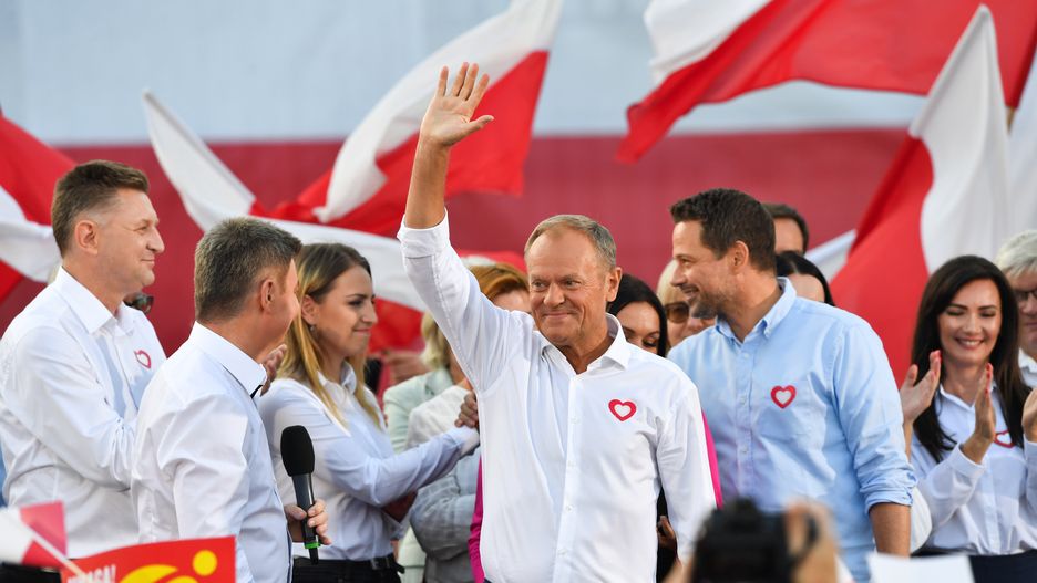 Otwock, 25.09.2023. Kampania wyborcza do parlamentu 2023. Przewodniczący Platformy Obywatelskiej Donald Tusk (2P) i wiceprzewodniczący Platformy Obywatelskiej, prezydent Warszawy Rafał Trzaskowski (P) podczas wiecu wyborczego w Otwocku, 25 bm. (mr) PAP/Piotr Nowak