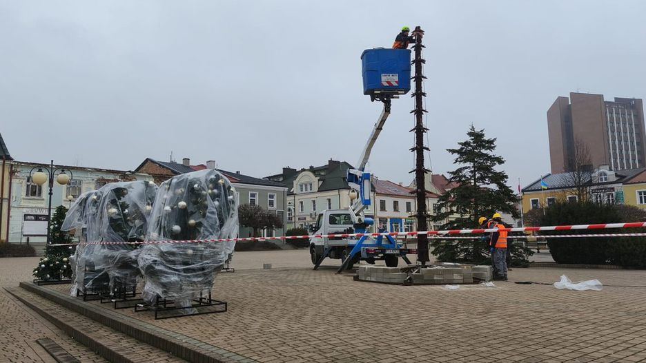 Na Placu Bartosza Głowackiego w Tarnobrzegu trwa montaż świątecznej choinki miejskiej.