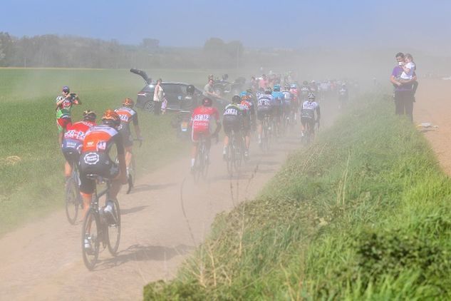 Kurz i pył - to chleb powszedni podczas wyścigu Paryż-Roubaix. Fot. Luc Claessen/Stringer/Getty Images