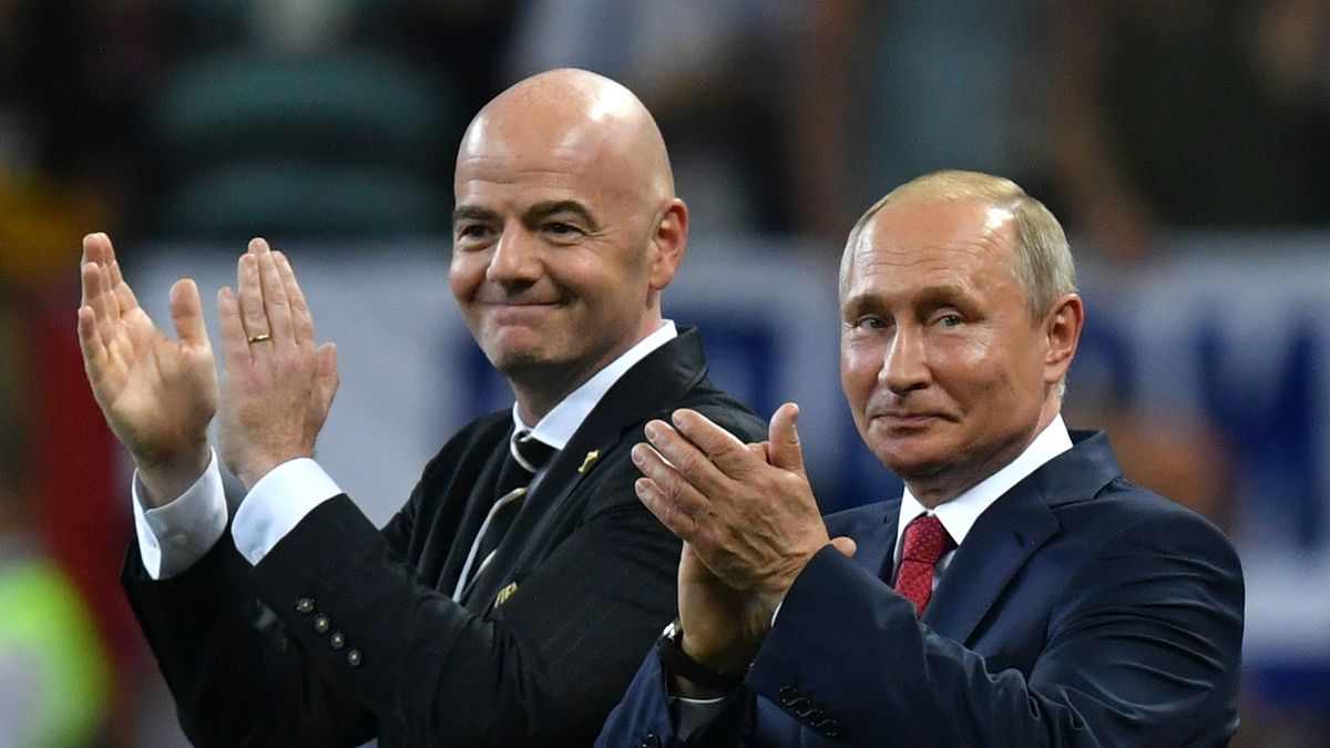 Przewodniczący FIFA Gianni Infantino (z lewej) i Władimir Putin,