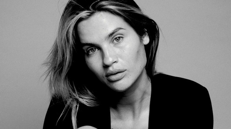 Naturalna Karolina Gilon pozuje w sesji bez makijażu