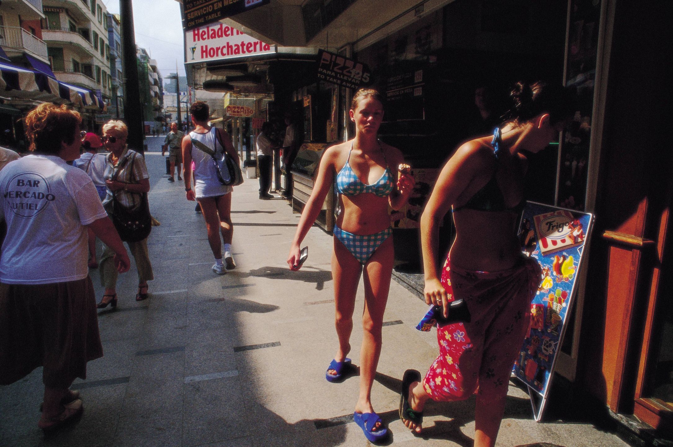 Kary za chodzenie w bikini poza plażą potrafią być wysokie