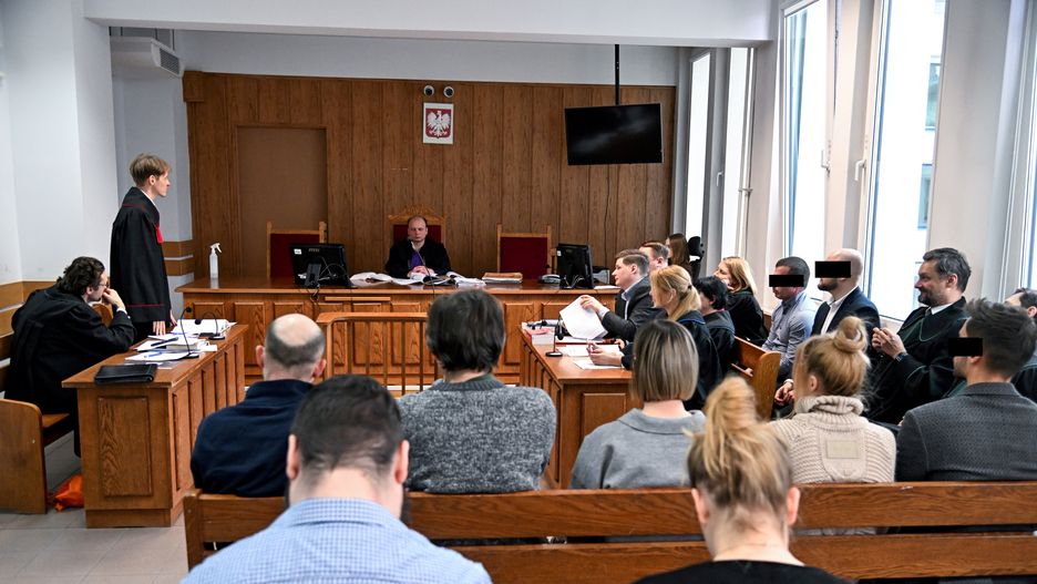 Warszawa, 11.03.2024. Sędzia Paweł Godzwon (C) na sali rozpraw Sądu Rejonowego dla Warszawy-Śródmieścia, 11 bm. Rozpoczął się proces 12 osób oskarżonych przez prokuraturę o nielegalną reklamę alkoholu w październiku ub.r. Wśród oskarżonych są znane aktorki i influencerki. (jm) PAP/Radek Pietruszka ***Zdjęcie do depeszy PAP pt. Warszawa/ Ruszył proces celebrytów oskarżonych o nielegalną reklamę alkoholu*** UWAGA!!! ZAKAZ PUBLIKACJI DANYCH OSOBOWYCH OSKARŻONYCH!!!