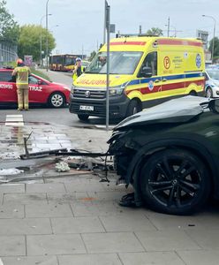 Samochód uderzył w Instytut Lotnictwa. Służby są na miejscu