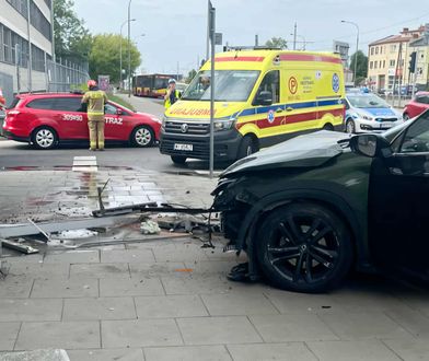 Samochód uderzył w Instytut Lotnictwa. Służby są na miejscu