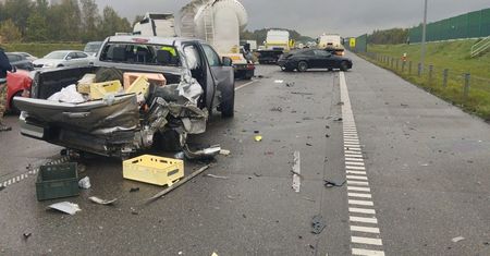 Zderzenie czterech osobówek i ciężarówki na autostradzie A1. Cztery osoby trafiły do szpitali