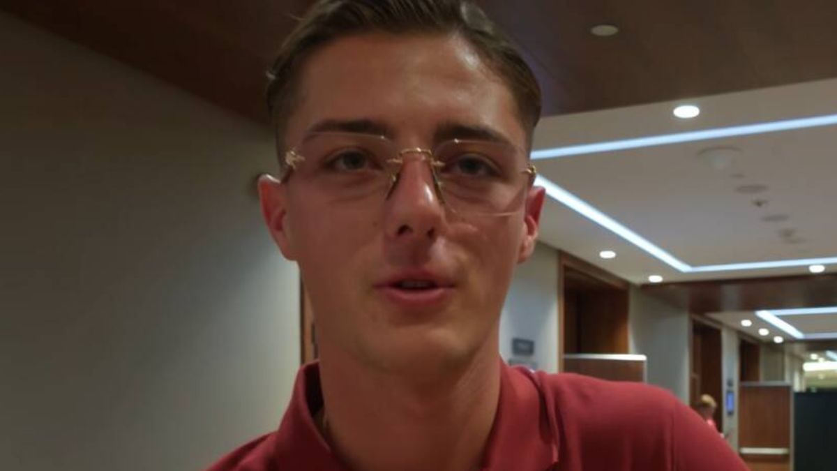 Kacper Urbański pojawił się na zgrupowaniu w okularach.